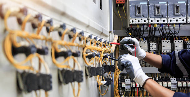 Professional Electrician technician working in East Hazel Crest, IL